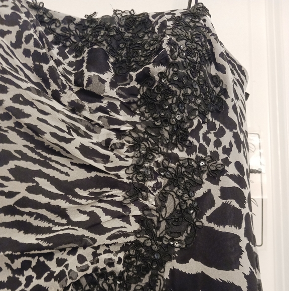 Beautiful Silk Gown. - Picture 6 of 16